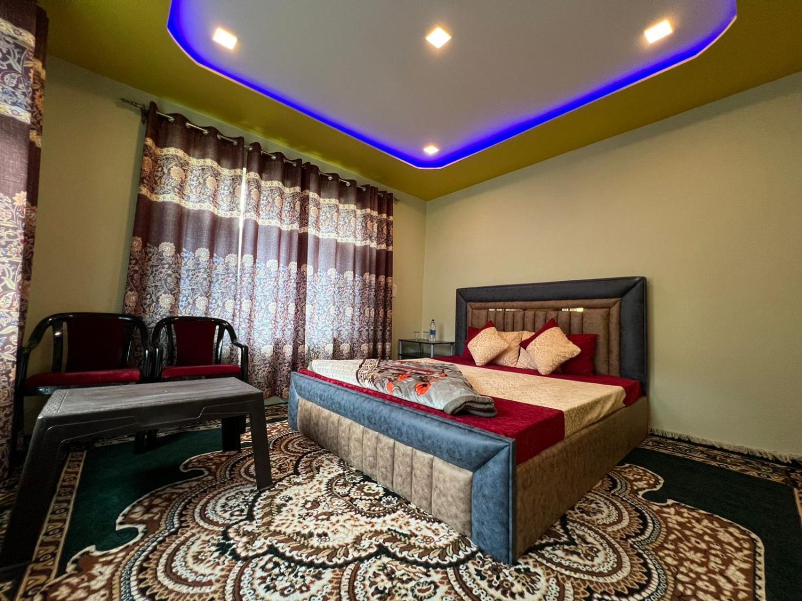 Aryan Grand Palace Hotel And Veg Restautant Kanzalwan Exterior photo